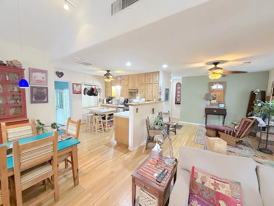 1224 Princeton Dr NE