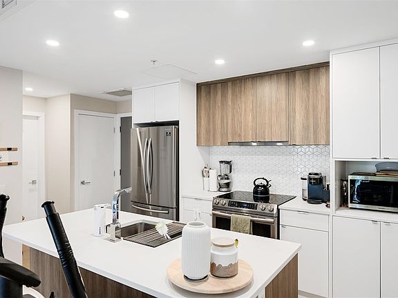 3rd image of 881 Short St #301