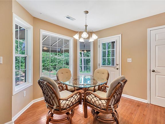 5th image of 127 Ashwood Ln