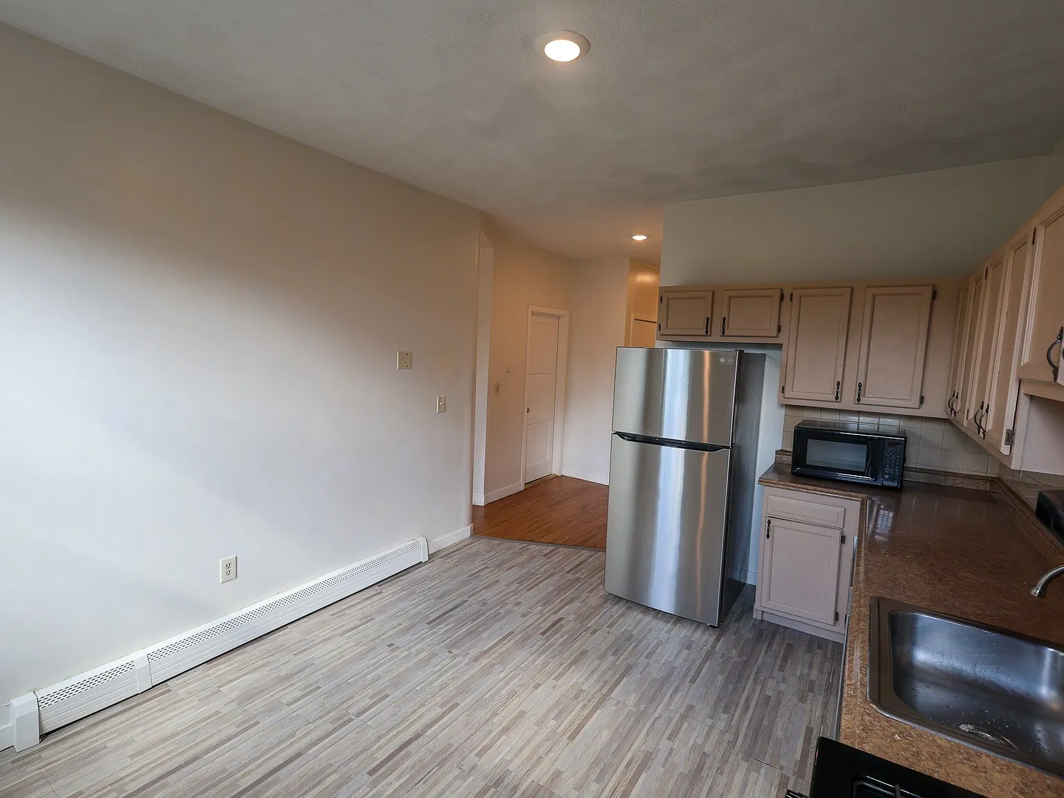 3 bed, 2.0 bath, 1000 sqft, $2,800 — Photo 3