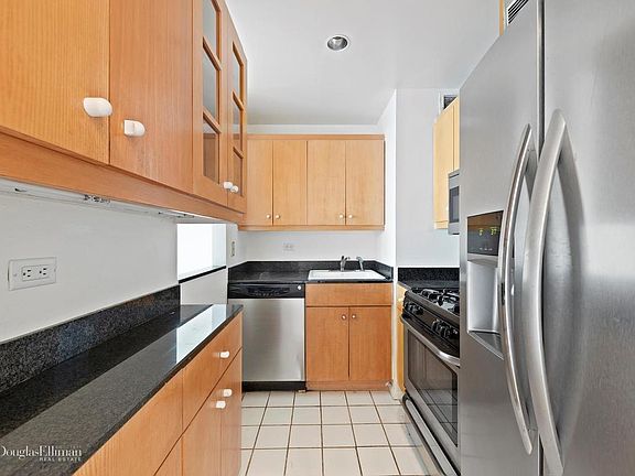 4th image of 160 W 66th St APT 35E