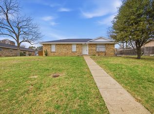 121 Hillside Ln, Desoto, TX