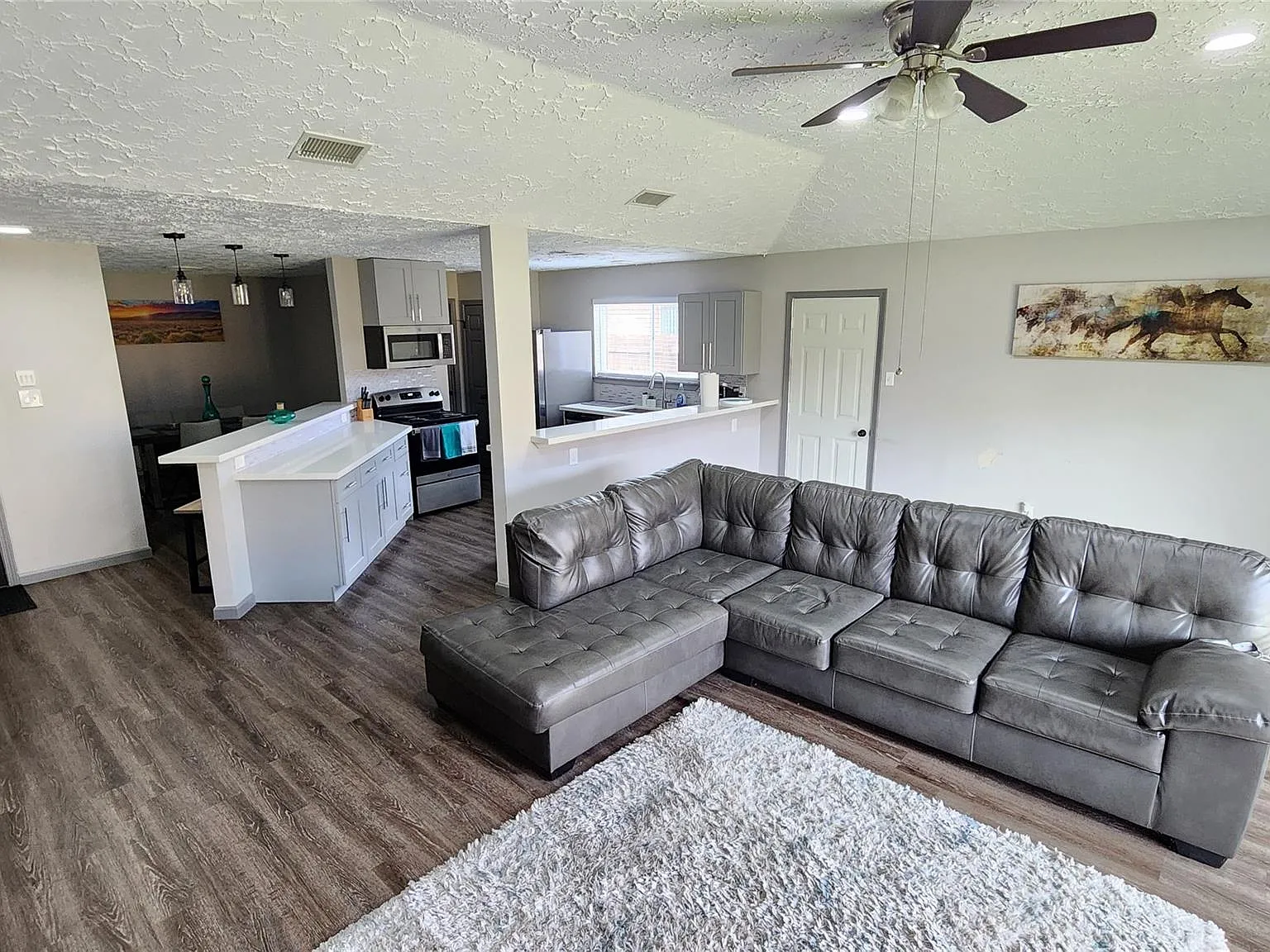 3 bed, 2.0 bath, 1726 sqft, $2,550 — Photo 3