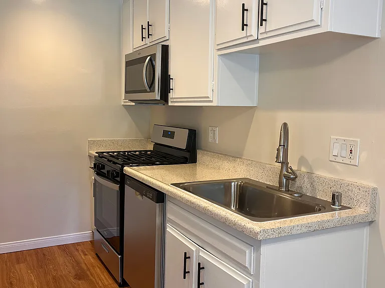 Sunset House Apartments — Photo 13
