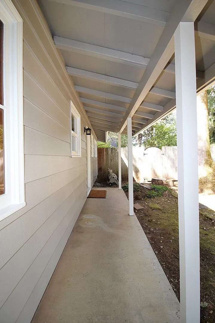 Ranch Style 3 Bedroom Home in Lake Oswego with Large Yard + Detached WorkShop — Photo 3