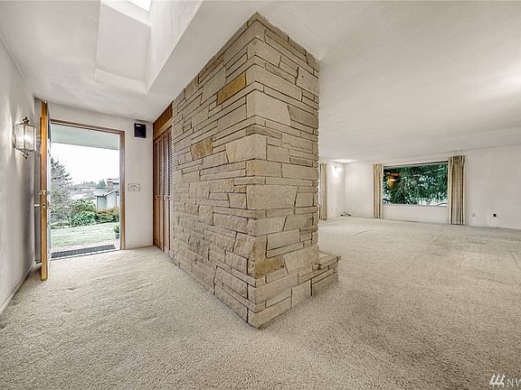 Welcome to this spacious daylight rambler in desirable Edgewood.