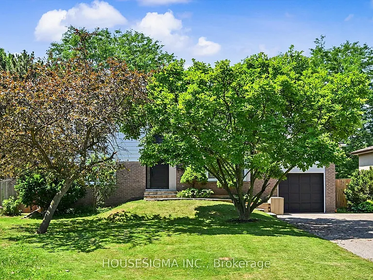 444 Withnell Cres — Photo 3