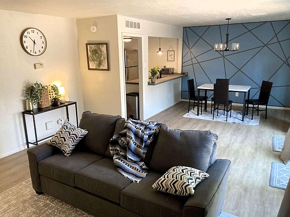 4th image of 6813 Los Trechos Ct NE