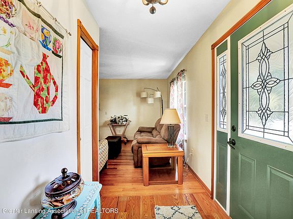 2nd image of 1905 Hollowbrook Dr