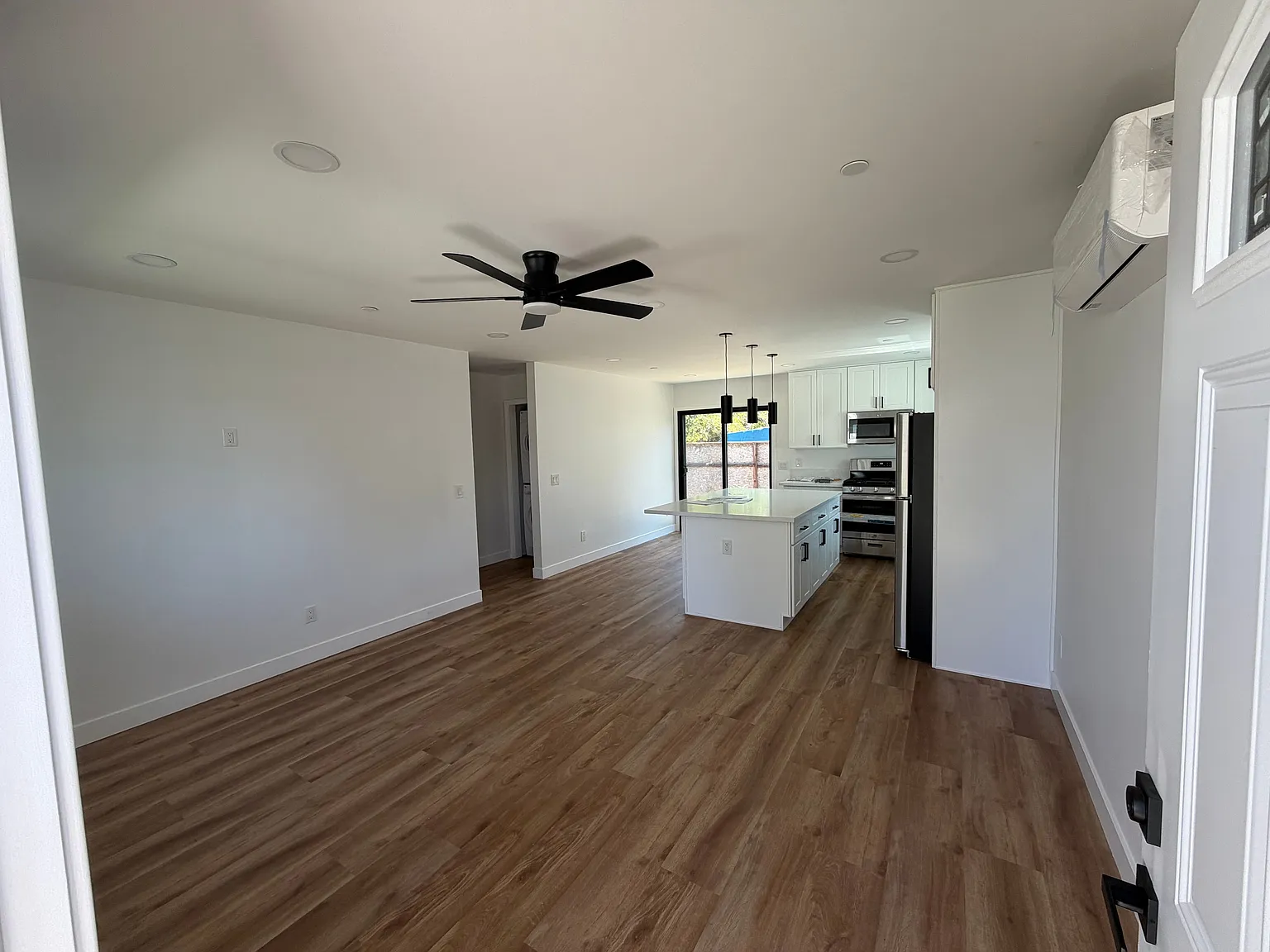3 bed, 2.0 bath, 1017 sqft, $2,900 — Photo 4