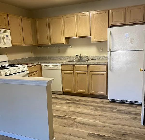 220 Cambridge Ct — Photo 4