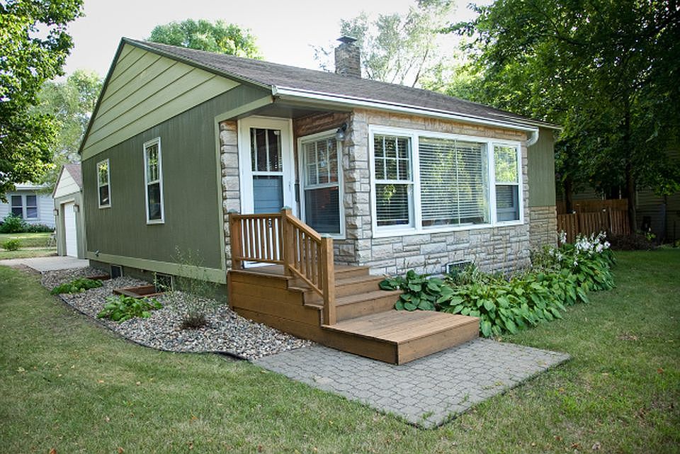 1st image of 620 4th Ave E