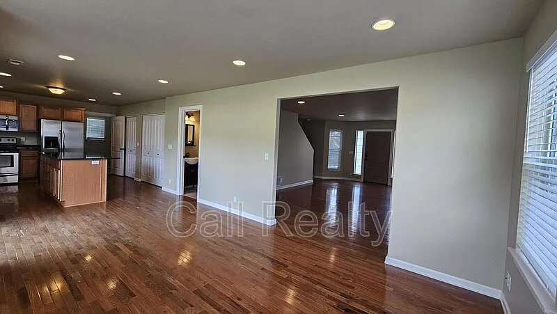 4 bed, 2.5 bath, 2100 sqft, $2,400 — Photo 4