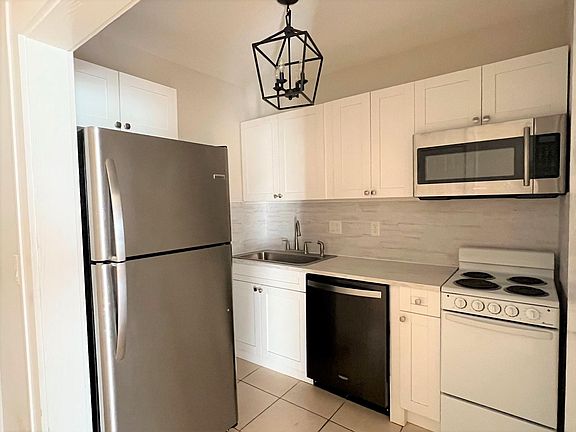 3rd image of 360 13th Ave NE APT 14