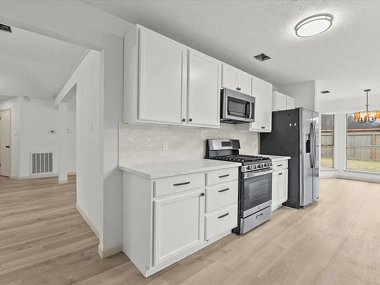 10912 Dogwood Dr — Photo 3