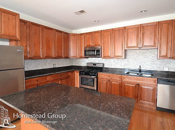3rd image of 914 W Belmont Ave APT 3