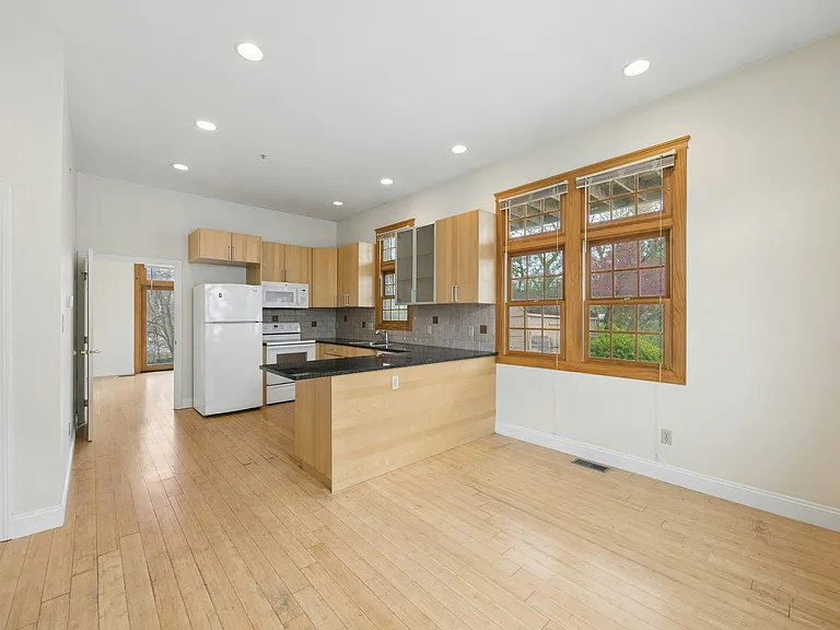136 Main St #R — Photo 3