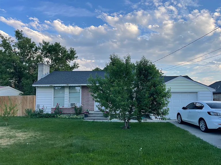 515 10th Ave E — Photo 1