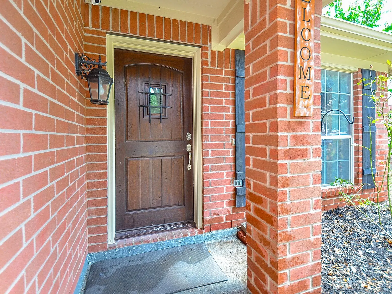 4 bed, 3.0 bath, 2325 sqft, $2,400 — Photo 3
