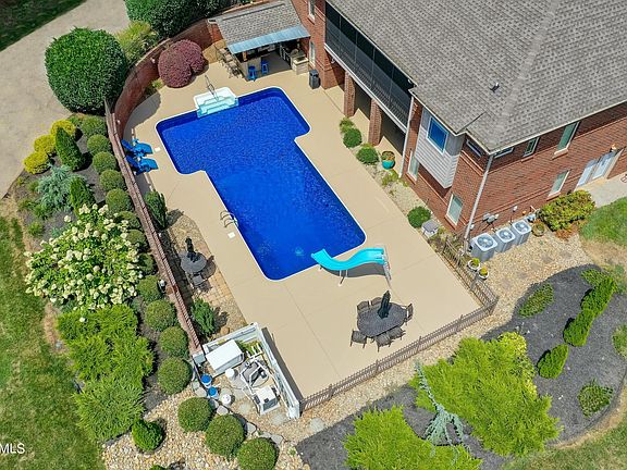 4th image of 1001 Foxdale Dr