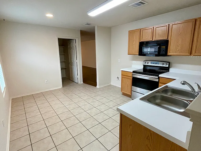 1445 Water Lily Dr — Photo 6