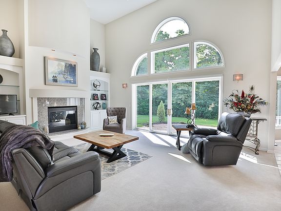 3rd image of 7115 Deer Hollow Ln
