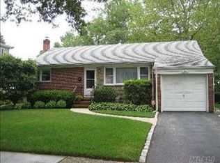 15 Lewis Ln, Syosset, NY 11791