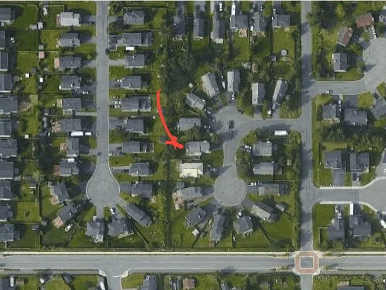 very quiet, safe, neighborhood. A police officer lives one block away, and retired Homeland Security officer with the Coast Guard lives on the street. Most houses in the neighborhood have Ring smart doorbells that look onto the street, as does this house