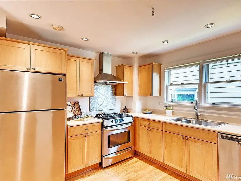 1911 11th Ave E — Photo 10