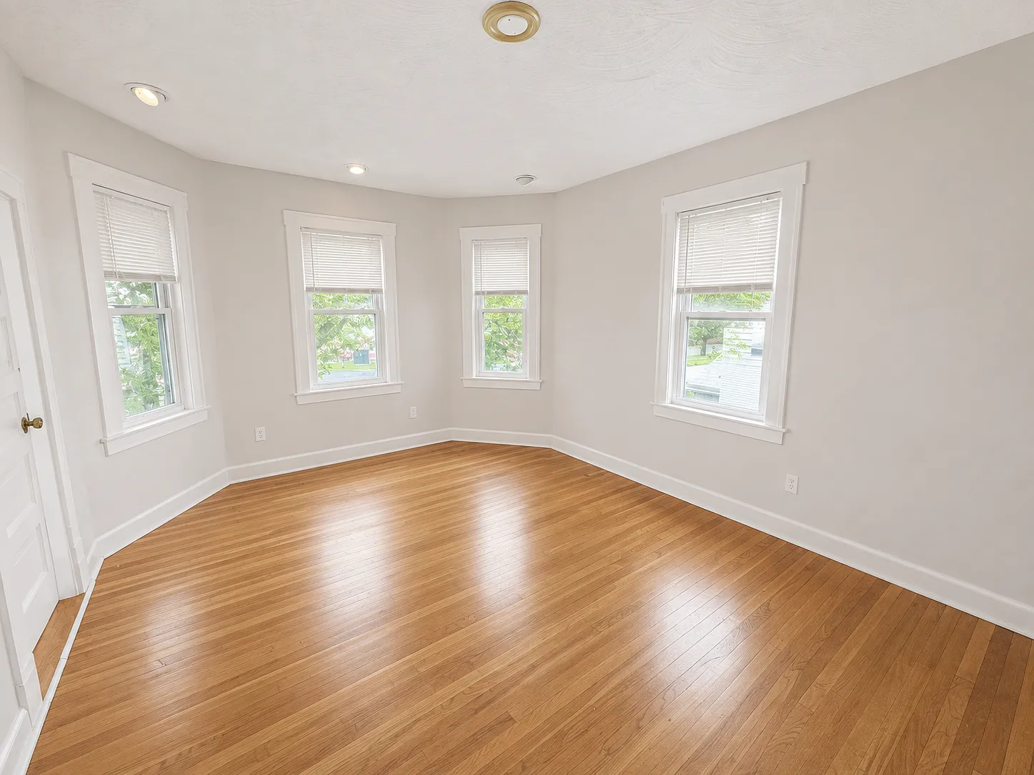 3 bed, 950 sqft, $3,300 — Photo 4