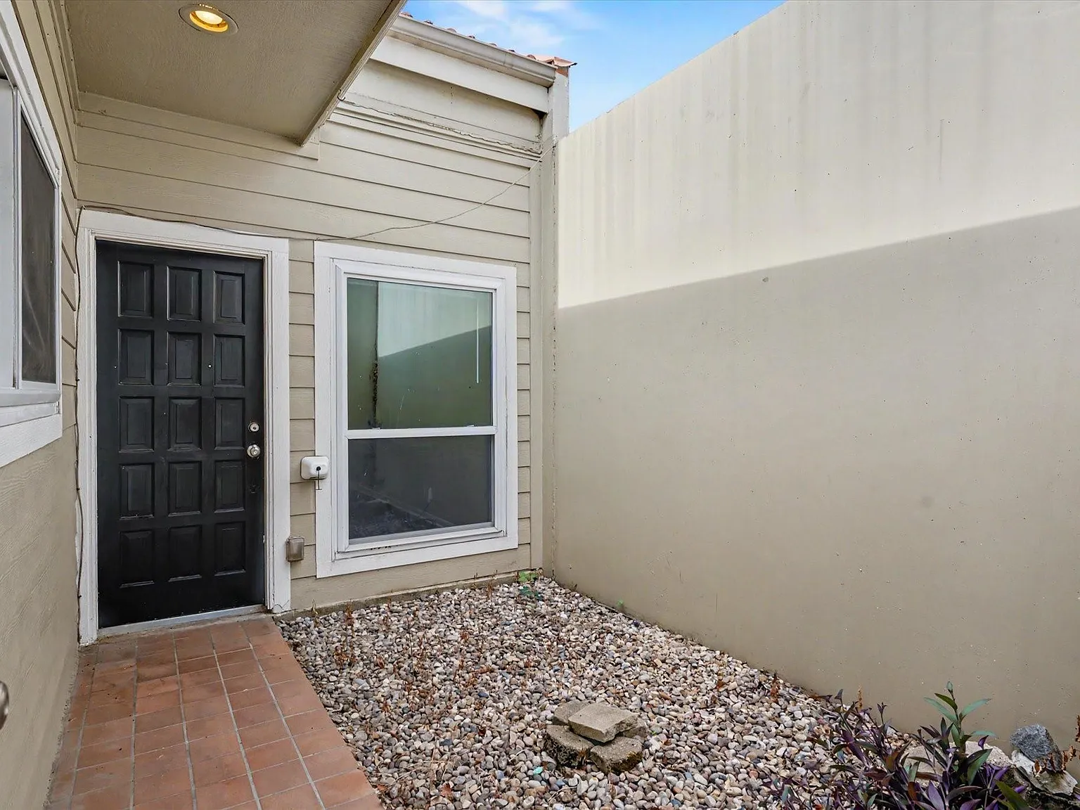 3 bed, 2.0 bath, 2000 sqft, $1,350 — Photo 3