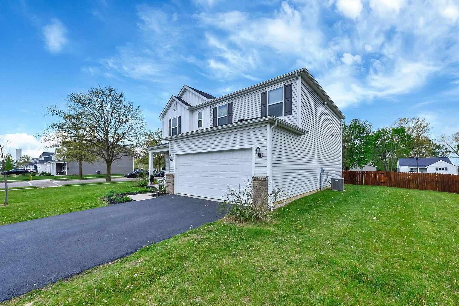 Listing photo 4 for 1138 Lake Forest Dr