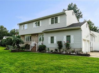 100 Vineyard Rd, Edison, NJ 08817