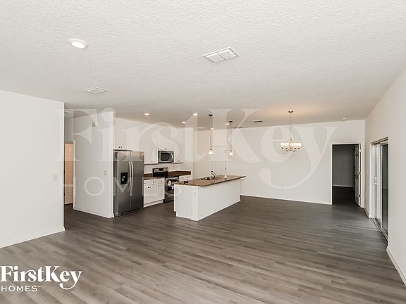 3rd image of 1021 Locust Ave NW