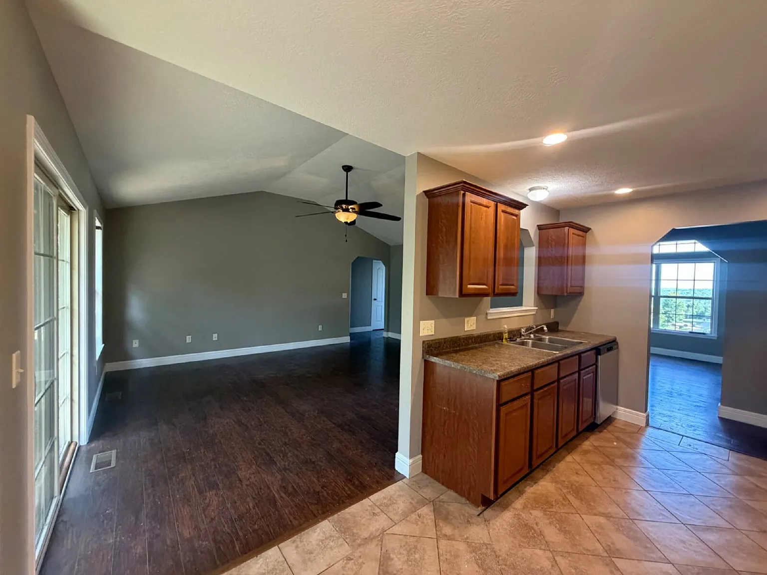 4 bed, 3.0 bath, $2,750 — Photo 3