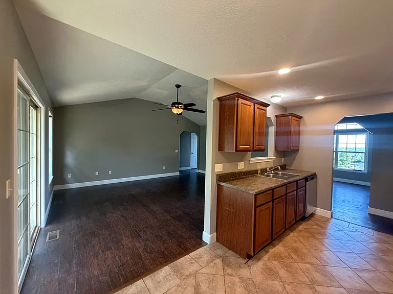 260 Roundhill Rd — Photo 3