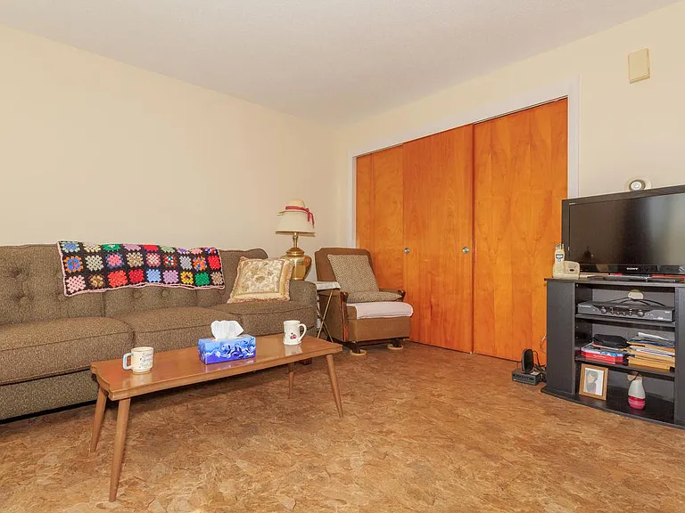 Pleasant View Manor — Photo 10