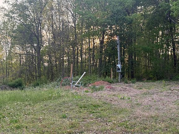 2nd image of 475 Hicks Hollow Rd