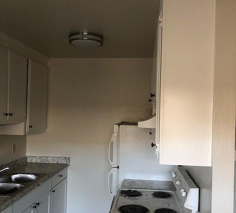 3rd image of 208 E Vine St