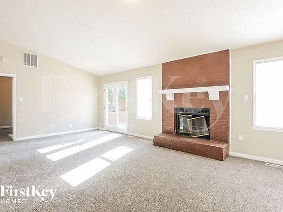 2nd image of 3639 Paddington Cir