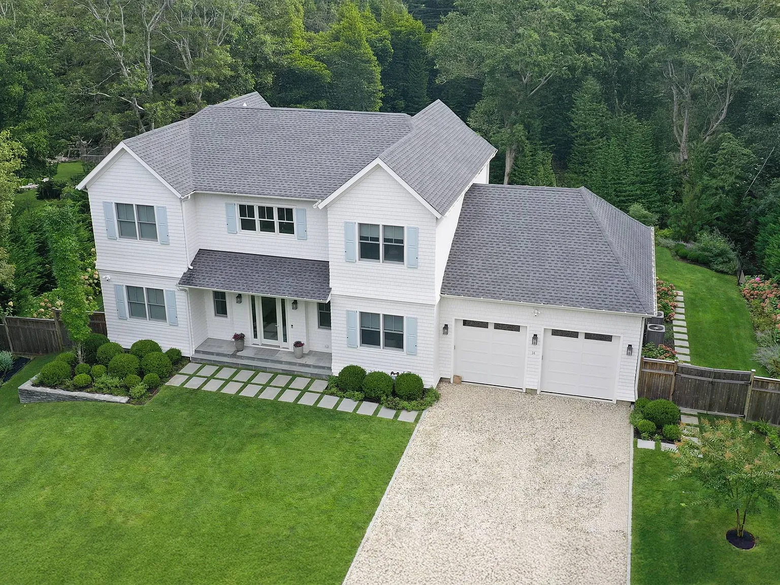Pristine Luxury Southampton Retreat with Designer Interiors — Photo 2