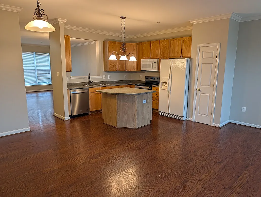 3 bed, 3.5 bath, 2340 sqft, $2,400 — Photo 2