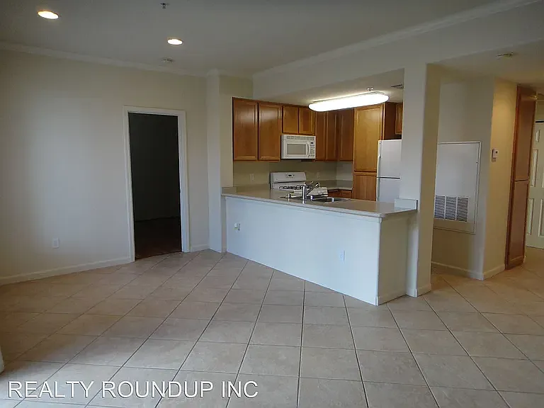 2 bed, 1039 sqft, $2,200 — Photo 4