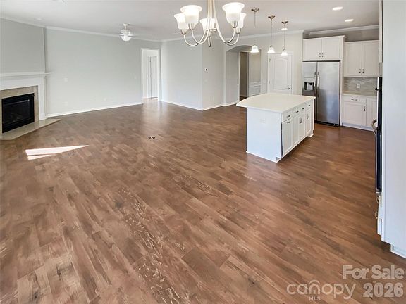 3rd image of 658 Birchway Dr