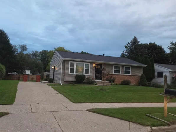 237 Roberta Jayne Dr SE, Lowell, MI 49331
