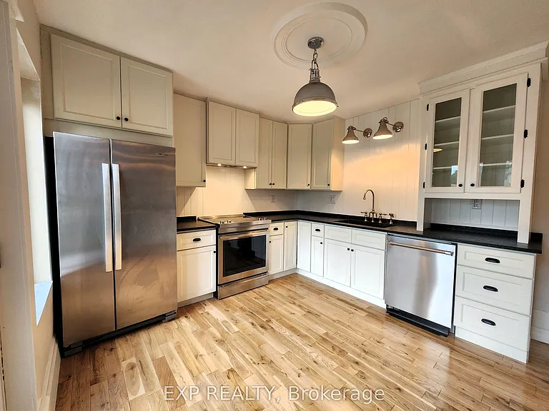 446 Macnab St N — Photo 4