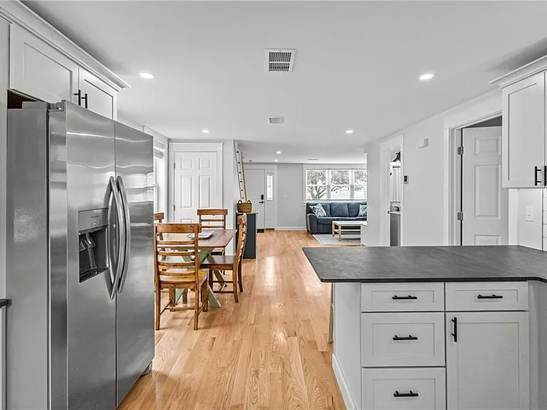 484 Thames St — Photo 12