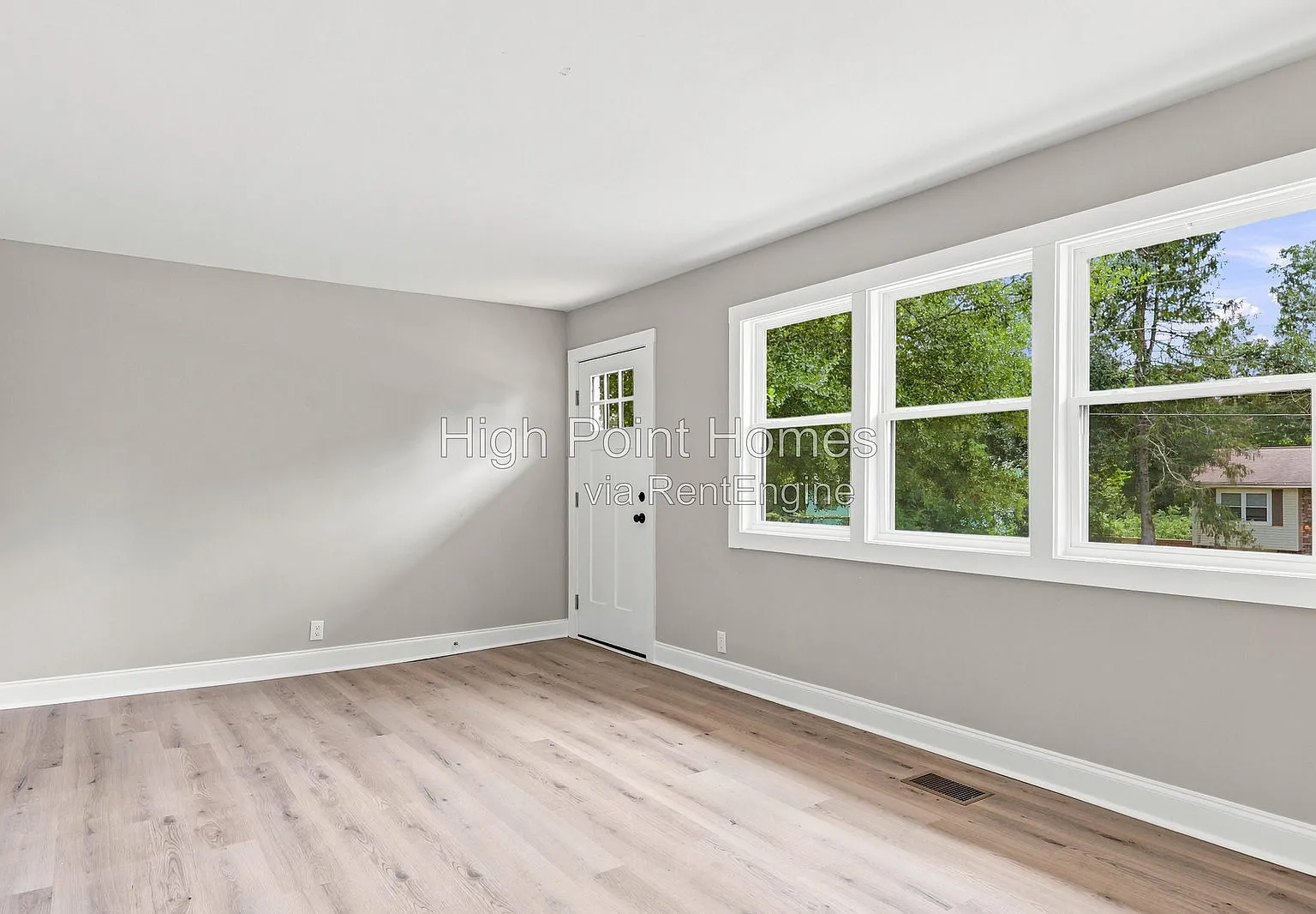 4 bed, 1.5 bath, 1392 sqft, $1,799 — Photo 2