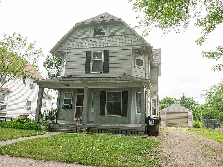 209 S Pearl St — Photo 1