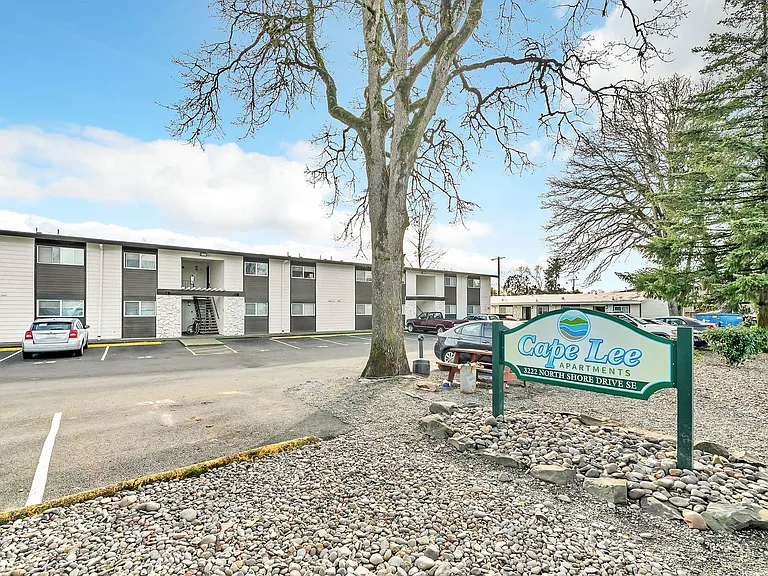 Cape Lee Apartments 2 & 3 Bedroom 1 Bathroom units — Photo 25